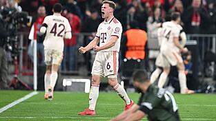 Der Moment der Befreiung und Erlösung: Joshua Kimmich (M) beim Jubel nach dem ganz späten Ausgleichstor des FC Bayern.