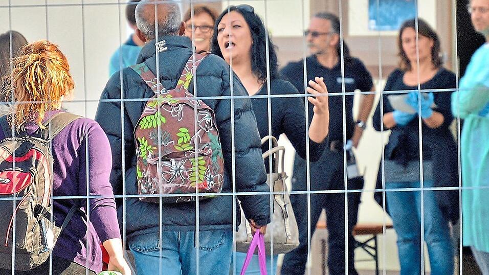 Der erste Schwung Flüchtlinge, die vor der eilends hergerichteten Notunterkunft Festhalle warten. Der erste Schwung Flüchtlinge, die vor der eilends hergerichteten Notunterkunft Festhalle warten.