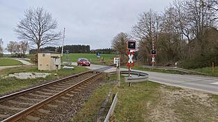 Am Bahnübergang sehen Instandhaltungsmaßnahmen an. Am Bahnübergang sehen Instandhaltungsmaßnahmen an.