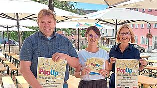 Die Vorfreude auf das Festival ist auch bei Bürgermeister Wolfgang Kürzinger und den Organisatorinnen Manuela Schmidt und Tonja Bauer vom Kultur- und Tourismusbüro groß. Die Vorfreude auf das Festival ist auch bei Bürgermeister Wolfgang Kürzinger und den Organisatorinnen Manuela Schmidt und Tonja Bauer vom Kultur- und Tourismusbüro groß.