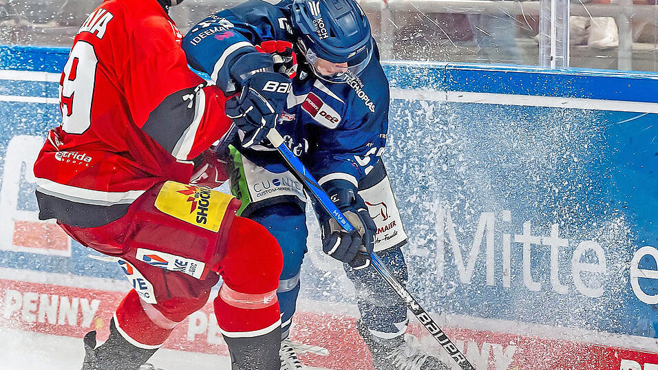 Ende August 2024 duellierten sich Danjo Leonhardt und die Tigers mit Hradec Kralove (links Verteidiger Petr Kalina) im Eisstadion am Pulverturm. Damals unterlag Straubing mit 1:2.