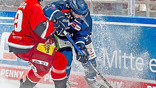Ende August 2024 duellierten sich Danjo Leonhardt und die Tigers mit Hradec Kralove (links Verteidiger Petr Kalina) im Eisstadion am Pulverturm. Damals unterlag Straubing mit 1:2.