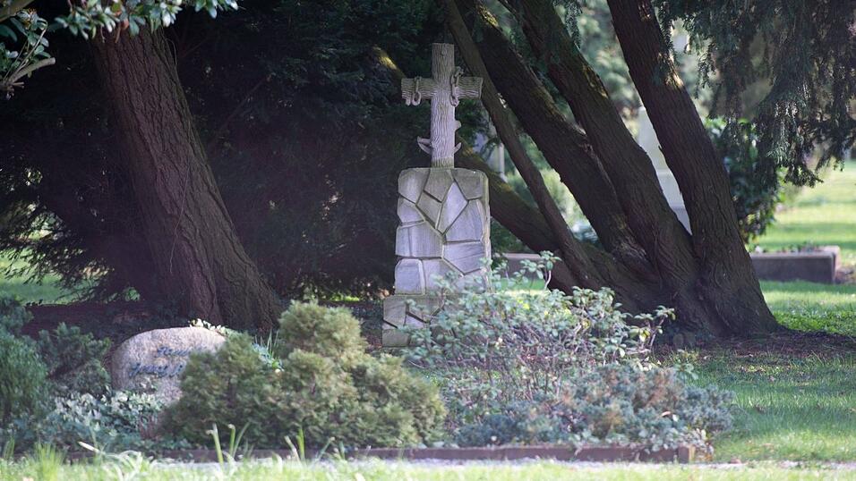 Momentan finden Beerdigungen nur im sehr kleinen Kreis statt und unter Einhaltung bestimmter Sicherheitsmaßnahmen. (Symbolbild) Momentan finden Beerdigungen nur im sehr kleinen Kreis statt und unter Einhaltung bestimmter Sicherheitsmaßnahmen. (Symbolbild)
