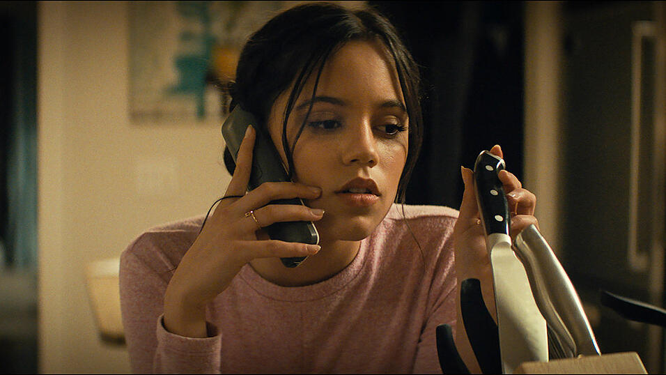 Jenna Ortega als Tara, die es mit dem Killer aufnimmt Jenna Ortega als Tara, die es mit dem Killer aufnimmt