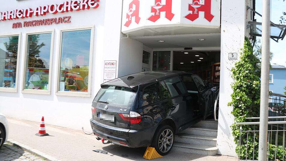 Das Auto blieb noch auf der Treppe stehen. Das Auto blieb noch auf der Treppe stehen.