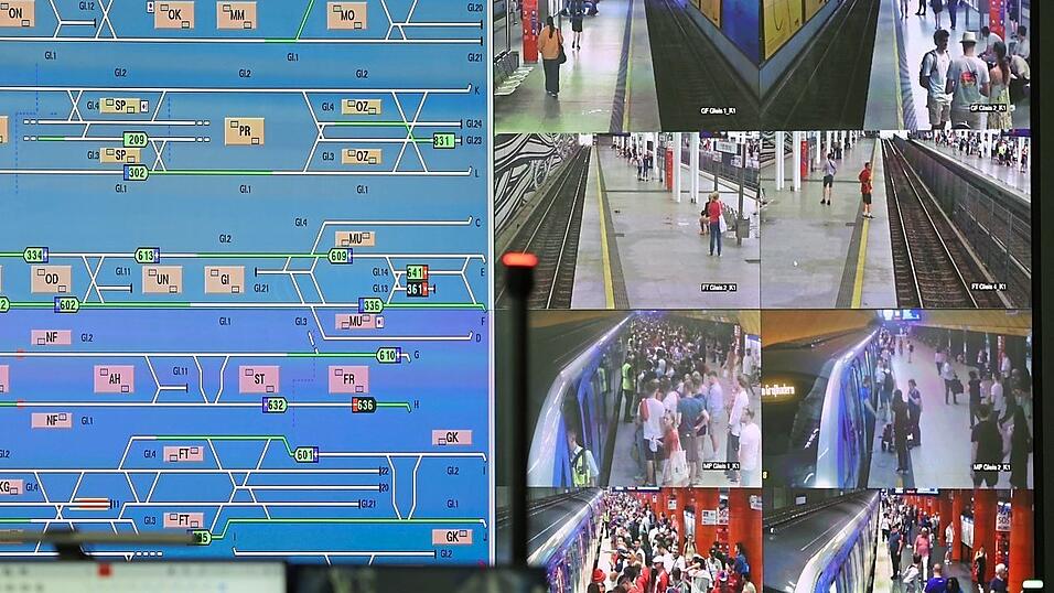 Auf dem linken Schirm sind die Haltestellen der Münchner-U-Bahnlinien abgebildet. Rechts kann man die Kameras der Haltestellen zuschalten. Auf dem linken Schirm sind die Haltestellen der Münchner-U-Bahnlinien abgebildet. Rechts kann man die Kameras der Haltestellen zuschalten.