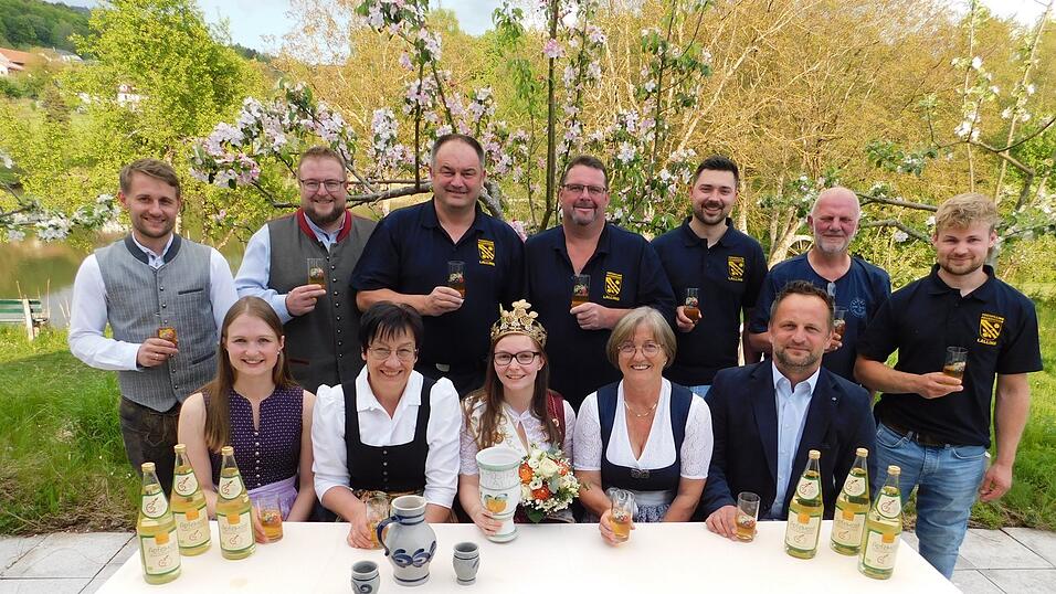 Die Teilnehmer der Mostprobe fanden den Most, der in diesem Jahr zum Ausschank kommt, s&uuml;ffig und gelungen: Michael Reitberger (sitzend, v. r.), Maria Gruber, Christina Eder, Christina Fuchs und &bdquo;Mostmeisterin&ldquo; Magdalena Miedl, ihr Gatte Michael Miedl (stehend v. l.), Robert Bauer sowie die Feuerwehr-Verantwortlichen, die sich um das Mostfest k&uuml;mmern: Ludwig Jacob, Thomas Wurm, Richard Friedrich sowie Jan Heindl und Benedikt Lemberger.