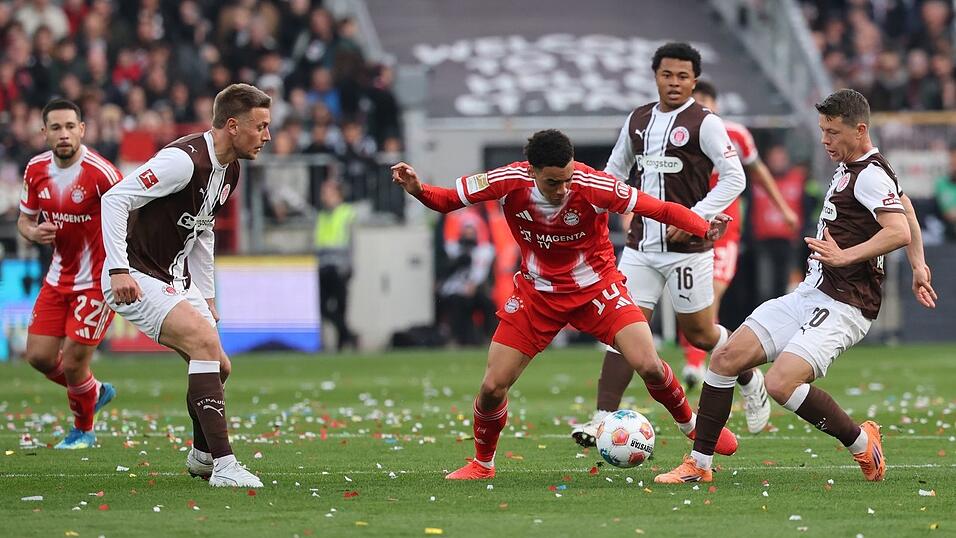Jamal Musiala gegen St. Pauli in einer typischen Aktion: Er schl&auml;ngelt sich mit dem Ball durch die gegnerische Abwehr.