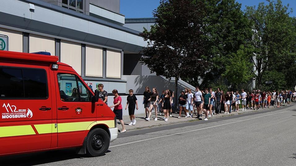 Zur&uuml;ck in die Klassenzimmer: Die rund 800 Sch&uuml;ler des Gymnasiums hatten wegen des Alarms das Geb&auml;ude f&uuml;r einige Minuten verlassen m&uuml;ssen und sich dann am Rettungstreffpunkt im Freien versammelt.