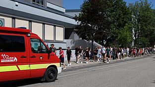Zurück in die Klassenzimmer: Die rund 800 Schüler des Gymnasiums hatten wegen des Alarms das Gebäude für einige Minuten verlassen müssen und sich dann am Rettungstreffpunkt im Freien versammelt. Zurück in die Klassenzimmer: Die rund 800 Schüler des Gymnasiums hatten wegen des Alarms das Gebäude für einige Minuten verlassen müssen und sich dann am Rettungstreffpunkt im Freien versammelt.