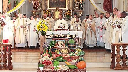 Beeindruckend war die gro&szlig;e Zahl der Geistlichen, die gemeinsam mit dem Jubilar den Gottesdienst feierten.