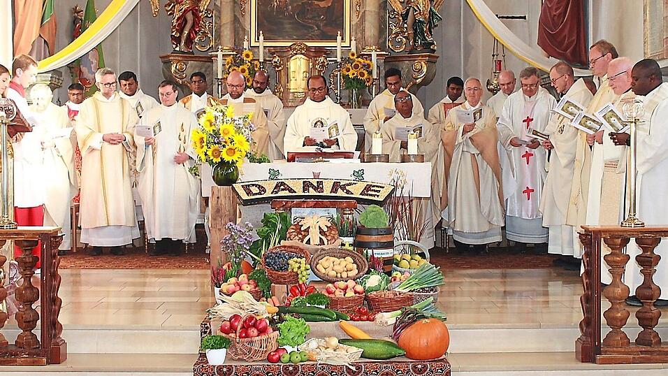 Beeindruckend war die große Zahl der Geistlichen, die gemeinsam mit dem Jubilar den Gottesdienst feierten. Beeindruckend war die große Zahl der Geistlichen, die gemeinsam mit dem Jubilar den Gottesdienst feierten.