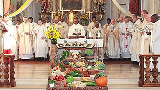 Beeindruckend war die große Zahl der Geistlichen, die gemeinsam mit dem Jubilar den Gottesdienst feierten. Beeindruckend war die große Zahl der Geistlichen, die gemeinsam mit dem Jubilar den Gottesdienst feierten.