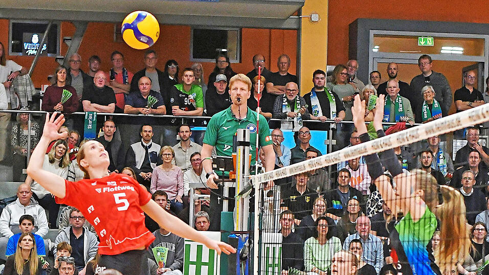 Mit R&uuml;ckenwind: Nadine Burbrink (links) und ihre Vilsbiburger Teamkolleginnen wollen an Halloween den Dreier in der Ballsporthalle behalten und den Ladies in Black Saures mit nach Hause geben.