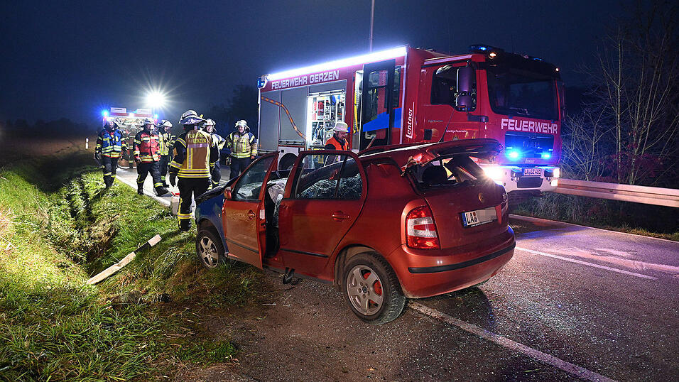 Das Auto des Unfallfahrers wurde schwer beschädigt.