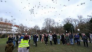 Luftballons steigen in den Aschaffenburger Himmel.