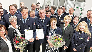 Die beiden Geehrten mit ihren Urkunden stehen umringt von vielen Gratulanten. Josef Krinner mit Frau Marianne von der Freiwilligen Feuerwehr Loh-Wischlburg (r.), daneben Hubert Weber mit Frau Sibylle (l.). Kreisbrandmeister Matthias Achatz und Kreisbrandinspektor J&uuml;rgen Kainz (hinten, v.r.) gratulierten genauso, wie Kreisbrandmeisterin Sandra P&ouml;schl und B&uuml;rgermeisterin Jutta Staudinger (vorne, v.r.).