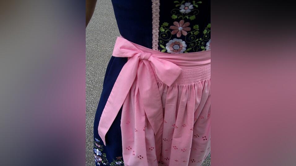 Ein rechts gebundener Knoten zeigt, dass das Dirndl-Dearndl vergeben ist - was nicht immer vor ungebetenen Flirt-Attacken bewahrt