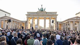 Die Kundgebung am Brandenburger Tor fand nach Angaben der Veranstalter wegen der aktuellen Diskussion in Solidarit&auml;t mit der Moderatorin und Schauspielerin Collien Fernandes statt.