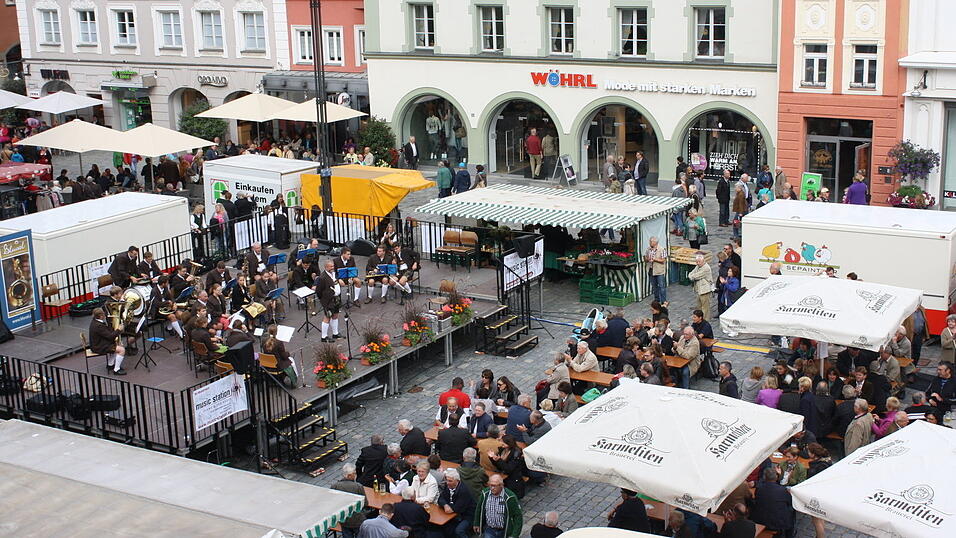 Die Bluval-Klangwolke schwebte am Samstag über Straubing. Die Bluval-Klangwolke schwebte am Samstag über Straubing.
