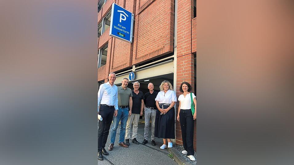 Wollen durch die Senkung der Parkgeb&uuml;hren w&auml;hrend der Hagensperrung die Innenstadt beleben (v.l.): Oberb&uuml;rgermeister Markus Pannermayr, Daniel Winklmaier, B&uuml;rgermeister Dr. Albert Solleder, Wolfgang Bach, Martina Fischer und Daniela Bachmeier.