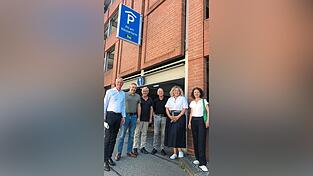 Wollen durch die Senkung der Parkgeb&uuml;hren w&auml;hrend der Hagensperrung die Innenstadt beleben (v.l.): Oberb&uuml;rgermeister Markus Pannermayr, Daniel Winklmaier, B&uuml;rgermeister Dr. Albert Solleder, Wolfgang Bach, Martina Fischer und Daniela Bachmeier.