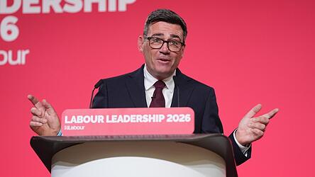„Ich habe einen Plan“, versichert der neue Parteivorsitzende und künftige Premierminister Andy Burnham den Labour-Delegierten. „Ich habe einen Plan“, versichert der neue Parteivorsitzende und künftige Premierminister Andy Burnham den Labour-Delegierten.