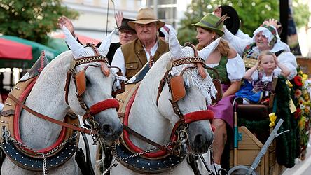 Mit dem traditionellen Auszug zum Festplatz am Hagen hat am Freitagabend wieder die elftägige „fünfte Jahreszeit“ in Straubing begonnen. Mit dem traditionellen Auszug zum Festplatz am Hagen hat am Freitagabend wieder die elftägige „fünfte Jahreszeit“ in Straubing begonnen.