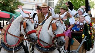 Mit dem traditionellen Auszug zum Festplatz am Hagen hat am Freitagabend wieder die elftägige „fünfte Jahreszeit“ in Straubing begonnen. Mit dem traditionellen Auszug zum Festplatz am Hagen hat am Freitagabend wieder die elftägige „fünfte Jahreszeit“ in Straubing begonnen.