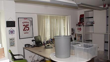 Blick in das B&uuml;ro von Andreas Gritschmeier am Montagvormittag. Eimer und Boxen fangen das Wasser auf, man kommt sich vor wie in einer Tropfsteinh&ouml;hle.