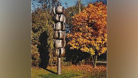 Die sechs Meter hohe Skulptur verschwindet mittlerweile fast hinter B&auml;umen und Bauz&auml;unen.