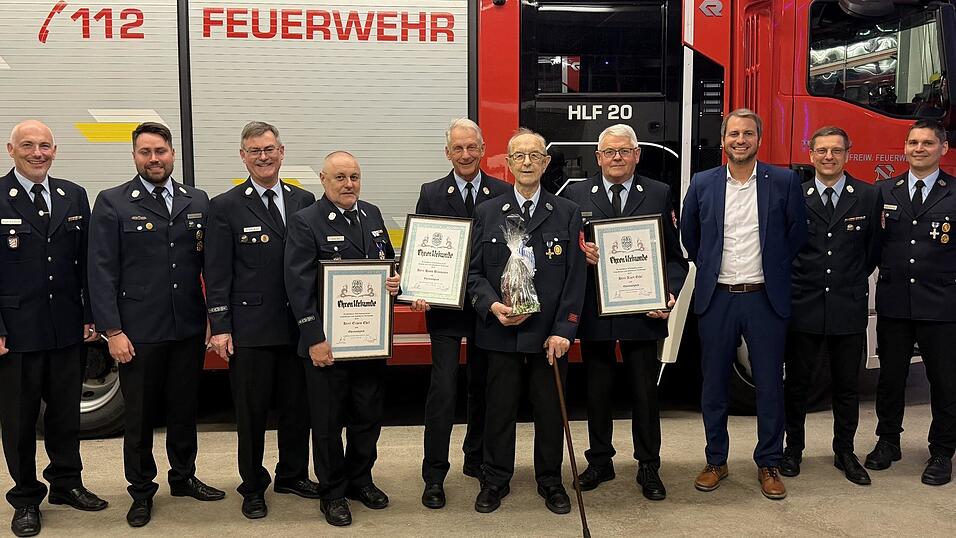 Robert Brandhofer, Christopher Pertler, Christian Wieser (v.l.) Sowie Manuel Aum&uuml;ller, Achim Sturm, B&uuml;rgermeister Matthias Kohlmayer (v.r.) gratulierten Erwin Ehrl, Hans Baumann, Anton Kammerer und Kurt Eckl zu ihren Auszeichnungen.