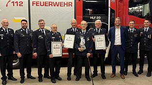 Robert Brandhofer, Christopher Pertler, Christian Wieser (v.l.) Sowie Manuel Aum&uuml;ller, Achim Sturm, B&uuml;rgermeister Matthias Kohlmayer (v.r.) gratulierten Erwin Ehrl, Hans Baumann, Anton Kammerer und Kurt Eckl zu ihren Auszeichnungen.