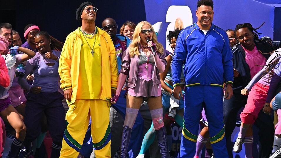 Bunte Mischung: Madonna mit Brasiliens Fußballlegenden Ronaldinho (l) und Ronaldo. Bunte Mischung: Madonna mit Brasiliens Fußballlegenden Ronaldinho (l) und Ronaldo.