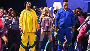 Bunte Mischung: Madonna mit Brasiliens Fußballlegenden Ronaldinho (l) und Ronaldo. Bunte Mischung: Madonna mit Brasiliens Fußballlegenden Ronaldinho (l) und Ronaldo.