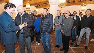 Oberb&uuml;rgermeister Thomas Haslinger feierte am Dienstag seinen 40. Geburtstag im Rathausfoyer - mit H&auml;ppchen, Getr&auml;nken auf eigene Kosten und vielen Gratulanten.