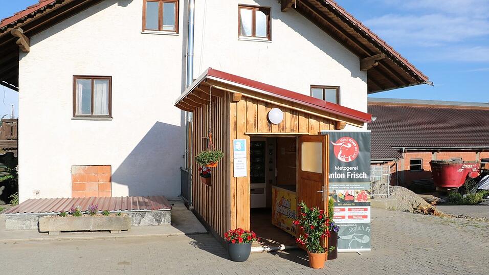 Auf dem Hof der Familie Holmer in Mitterfels steht seit Anfang Juli ein kleiner Hofladen, in dem sie ihre Milch und Eier verkaufen. Dazu gibt es eine Reihe ausgewählter Produkte, die aus der Region stammen. Auf dem Hof der Familie Holmer in Mitterfels steht seit Anfang Juli ein kleiner Hofladen, in dem sie ihre Milch und Eier verkaufen. Dazu gibt es eine Reihe ausgewählter Produkte, die aus der Region stammen.