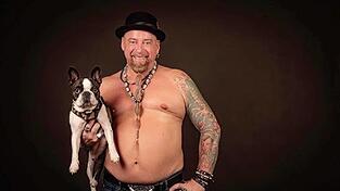 Markus Häfner aus Deggendorf wurde unter mehr als 100 Bewerbern als Model für den Bierbauchkalender 2024 ausgewählt. Samt Boston Terrier Oskar zieren er und sein Bauch das Kalenderblatt zum Februar. Markus Häfner aus Deggendorf wurde unter mehr als 100 Bewerbern als Model für den Bierbauchkalender 2024 ausgewählt. Samt Boston Terrier Oskar zieren er und sein Bauch das Kalenderblatt zum Februar.