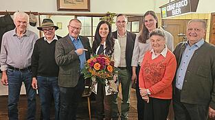 Die SLU steht zu hundert Prozent hinter ihrer Kandidatin Karoline Fritz-Ertlmaier (Mitte): Michael Lechner, Altbürgermeister Josef Reiser, Landratskandidat Andreas Fischer, Winfried Stark, Maria Berger, Marianne Huber sowie Eduard Brücklmaier (v.l.). Die SLU steht zu hundert Prozent hinter ihrer Kandidatin Karoline Fritz-Ertlmaier (Mitte): Michael Lechner, Altbürgermeister Josef Reiser, Landratskandidat Andreas Fischer, Winfried Stark, Maria Berger, Marianne Huber sowie Eduard Brücklmaier (v.l.).