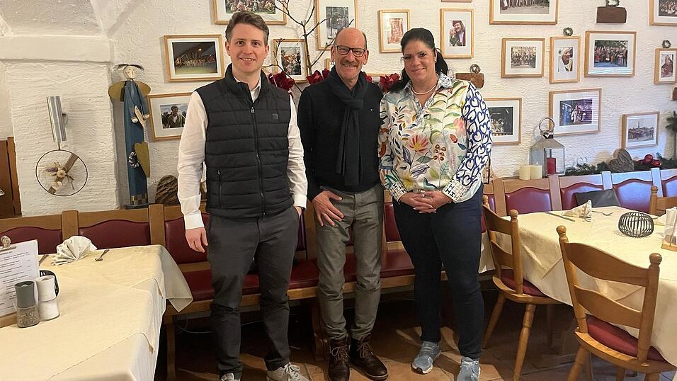 Michaela und Hans-J&uuml;rgen Franke (Mitte) in ihrer &bdquo;Isarklause&ldquo;, wo sie mit Stefan Rothbauer auch &uuml;ber &bdquo;Billers Stuben&ldquo; gesprochen haben.