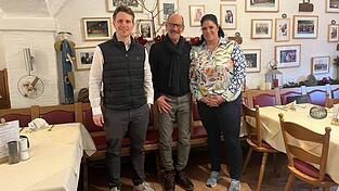 Michaela und Hans-J&uuml;rgen Franke (Mitte) in ihrer &bdquo;Isarklause&ldquo;, wo sie mit Stefan Rothbauer auch &uuml;ber &bdquo;Billers Stuben&ldquo; gesprochen haben.