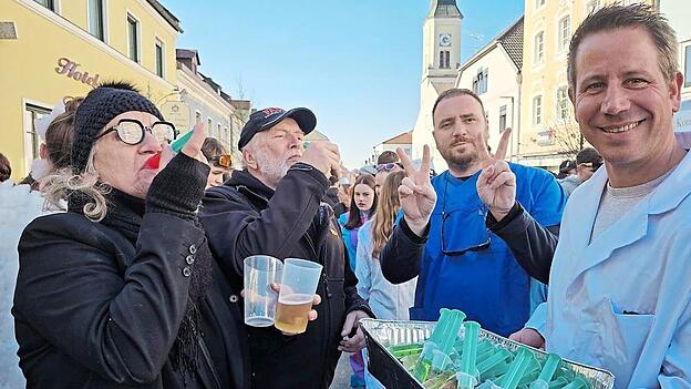 Feiern bis der Arzt kommt - hoffentlich nicht nötig - hochprozentige Spritzen gibt es ebenso, wie jede Menge Cocktails an den Bars der Vereine. Feiern bis der Arzt kommt - hoffentlich nicht nötig - hochprozentige Spritzen gibt es ebenso, wie jede Menge Cocktails an den Bars der Vereine.