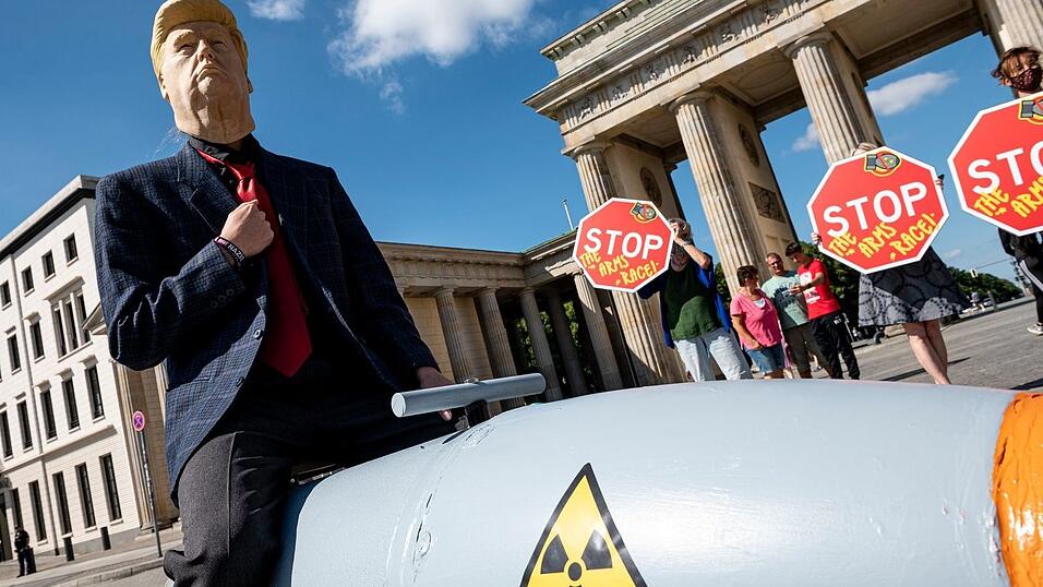 Friedensorganisationen demonstrieren im April in Berlin f&uuml;r eine Welt ohne Atomwaffen - und gegen ein Wettr&uuml;sten zwischen den USA und Russland. (Archivbild)