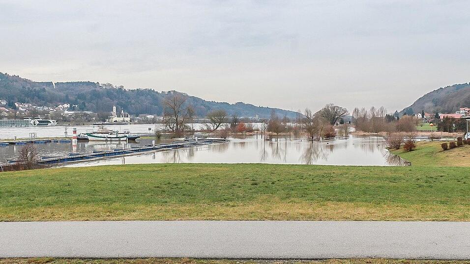 Auch in Vilshofen stieg die Donau &uuml;ber die Ufer.