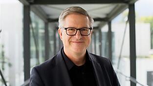 Frank Brettschneider ist 59 Jahre alt und seit 2006 Inhaber des Lehrstuhls für Kommunikationswissenschaft an der Uni Hohenheim. Zu seinen Forschungsschwerpunkten gehören Verständlichkeitsforschung und Politische Kommunikation.
