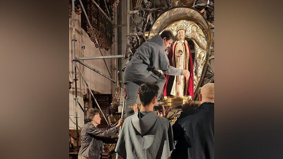 In den Monaten Mai und Oktober wird die Gottesmutter vom Mesnerteam bekleidet, hier legt gerade Bruder Jan vom Kloster Bogenberg Hand an. Im restlichen Jahr ist die gesamte Sandsteinfigur zu sehen. In den Monaten Mai und Oktober wird die Gottesmutter vom Mesnerteam bekleidet, hier legt gerade Bruder Jan vom Kloster Bogenberg Hand an. Im restlichen Jahr ist die gesamte Sandsteinfigur zu sehen.