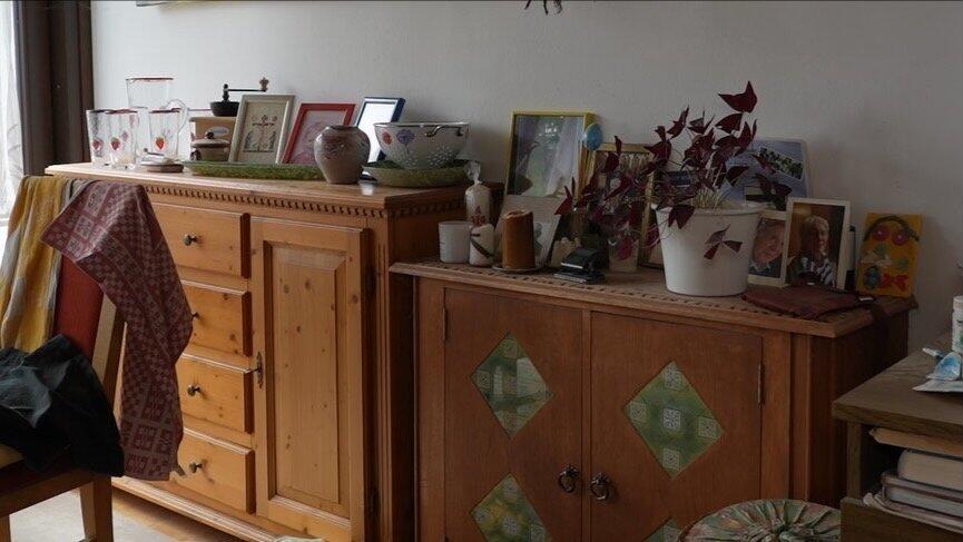 Blick in Schmidts Wohnzimmer: Auf diesen Regalen bewahrt der 82-Jährige die Fotos seiner Liebsten auf. Blick in Schmidts Wohnzimmer: Auf diesen Regalen bewahrt der 82-Jährige die Fotos seiner Liebsten auf.