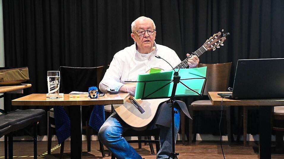 Seine Lesung aus dem Roman &bdquo;Finessensepperl&ldquo; untermalte Leonhard Michael Seidl mit alten M&uuml;nchner Volksliedern.