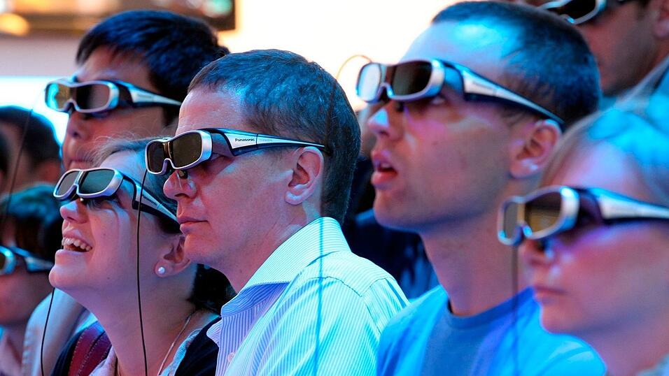 Besucher der IFA 2010 tragen 3D-Brillen. Besucher der IFA 2010 tragen 3D-Brillen.