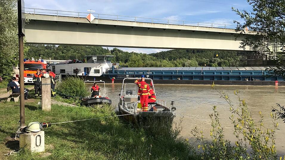 Bei Poikam im Landkreis Kelheim hat sich ein Schiff quergestellt. Bei Poikam im Landkreis Kelheim hat sich ein Schiff quergestellt.